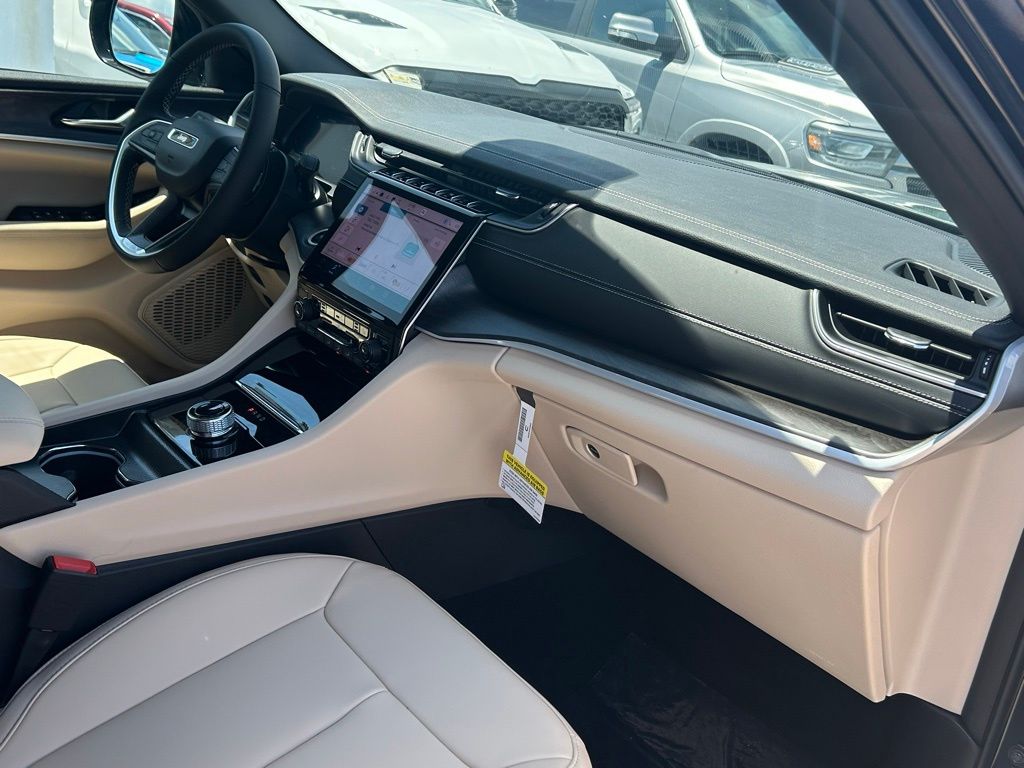 2025 Jeep Grand Cherokee Limited photo 18