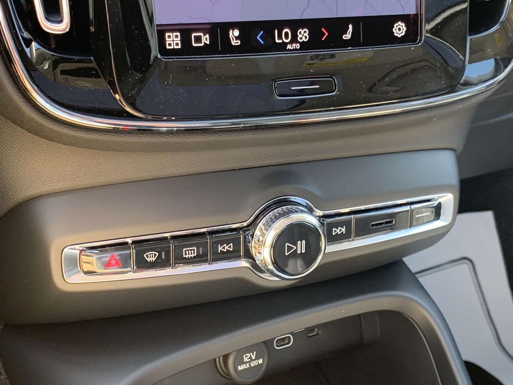 2025 Volvo XC40 AWD Plus photo 11