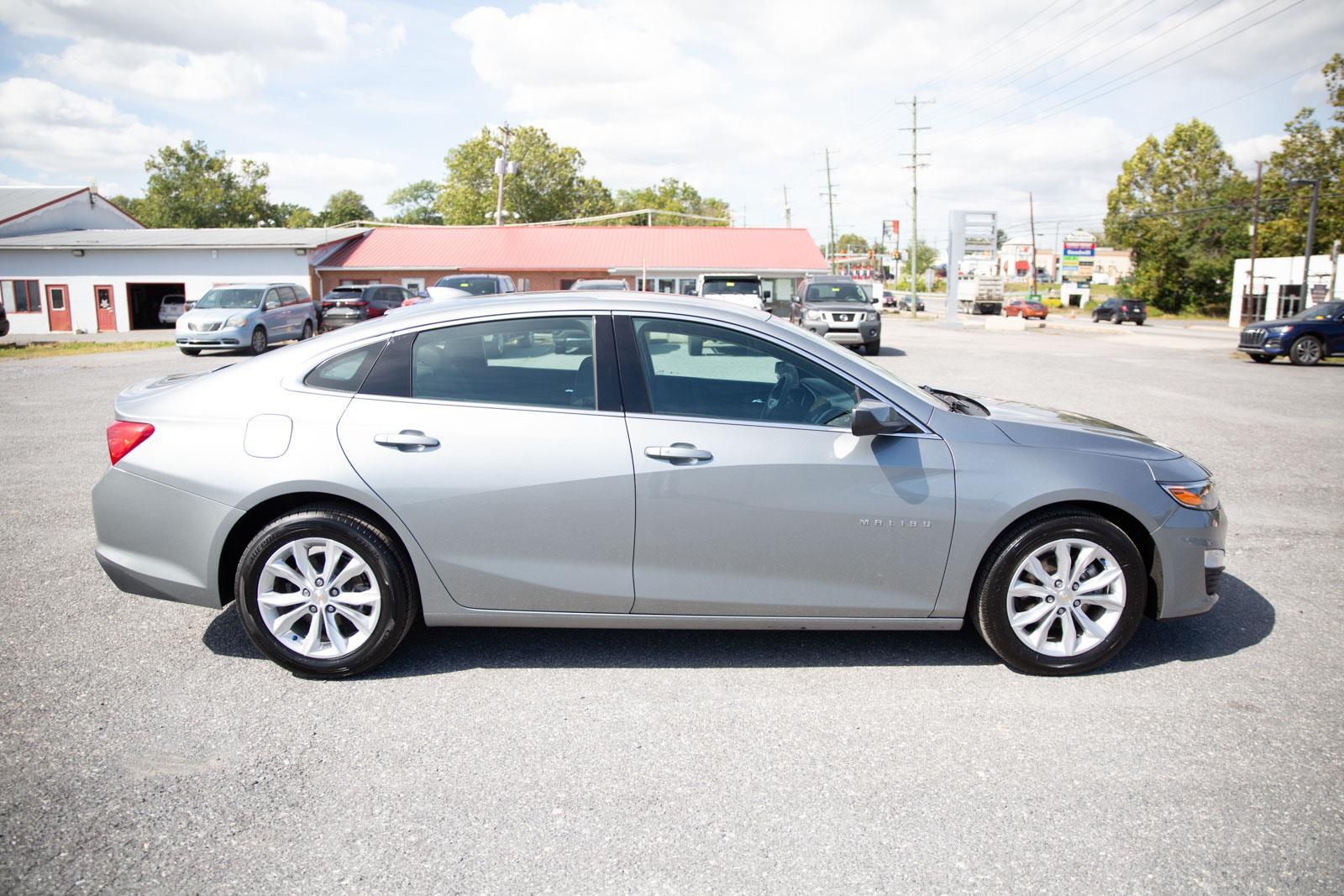 2024 Chevrolet Malibu 1LT photo 2