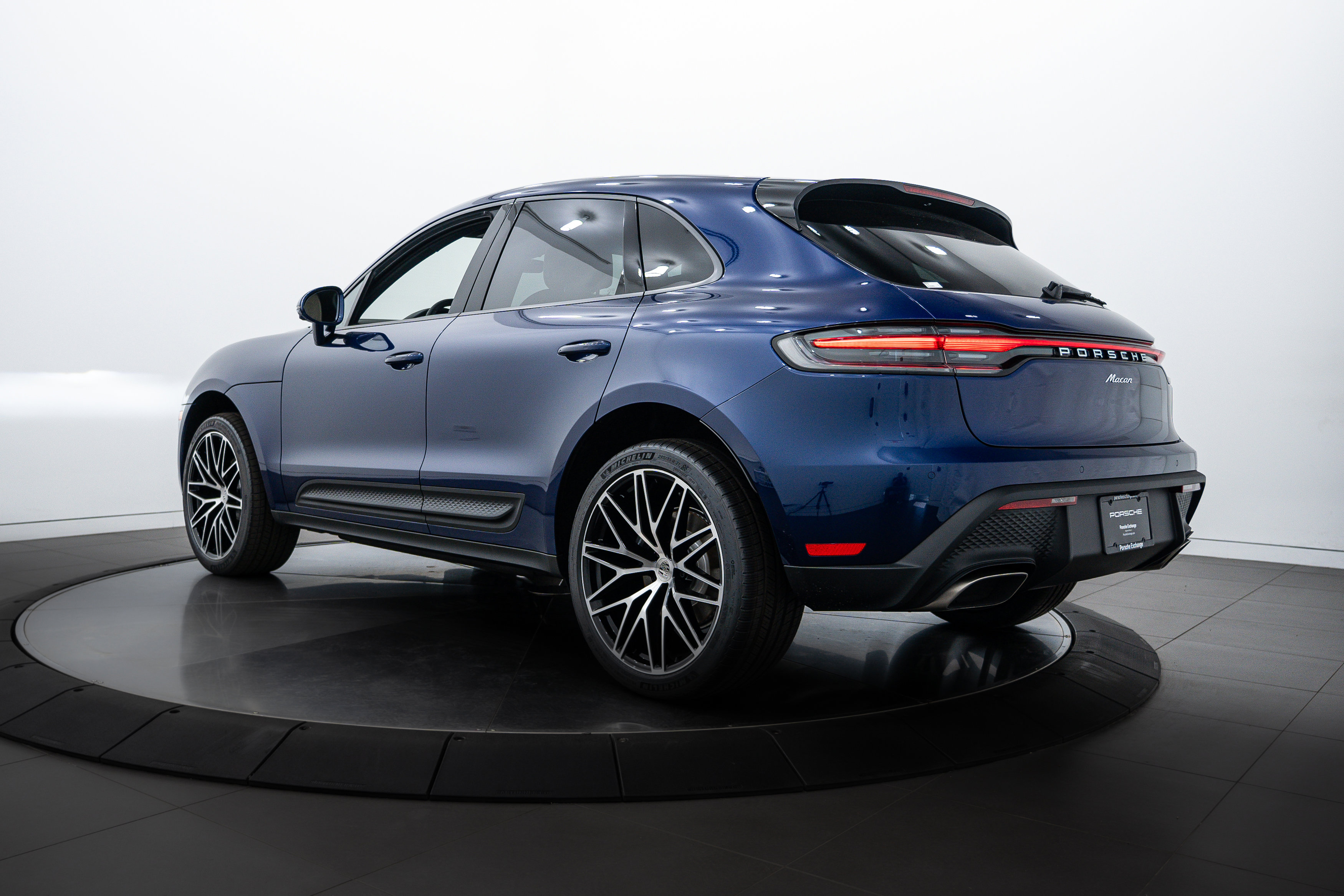 2025 Porsche Macan Base photo 3