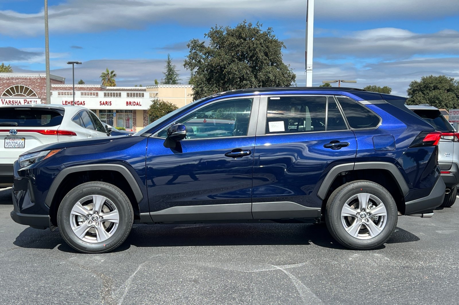 2025 Toyota RAV4 XLE photo 4