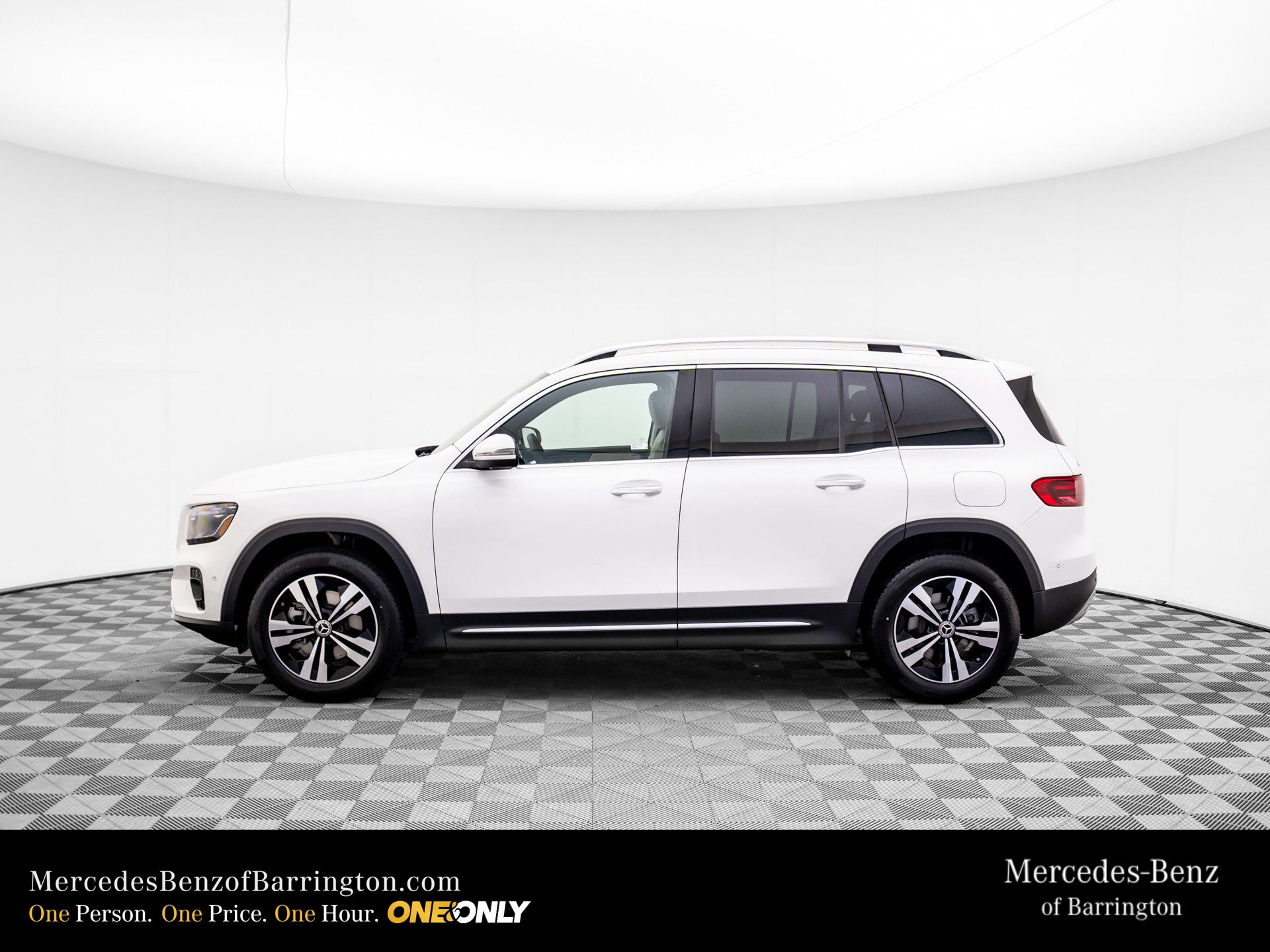 2025 Mercedes Benz GLB 250 4MATIC photo 2