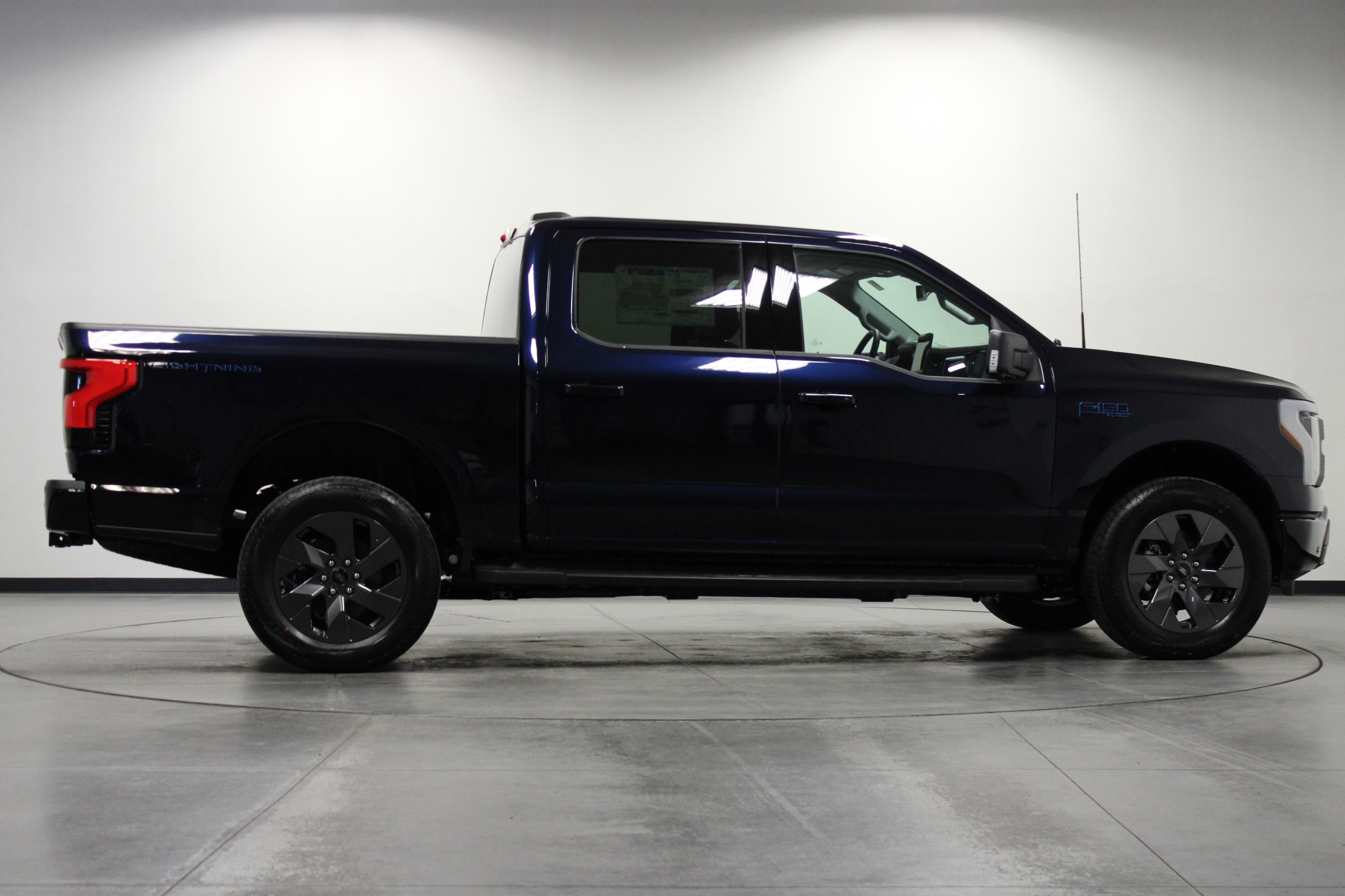 2025 Ford F-150 Lightning photo 2