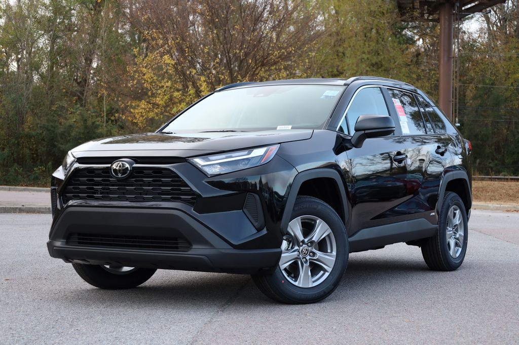 2025 Toyota RAV4 LE's photo