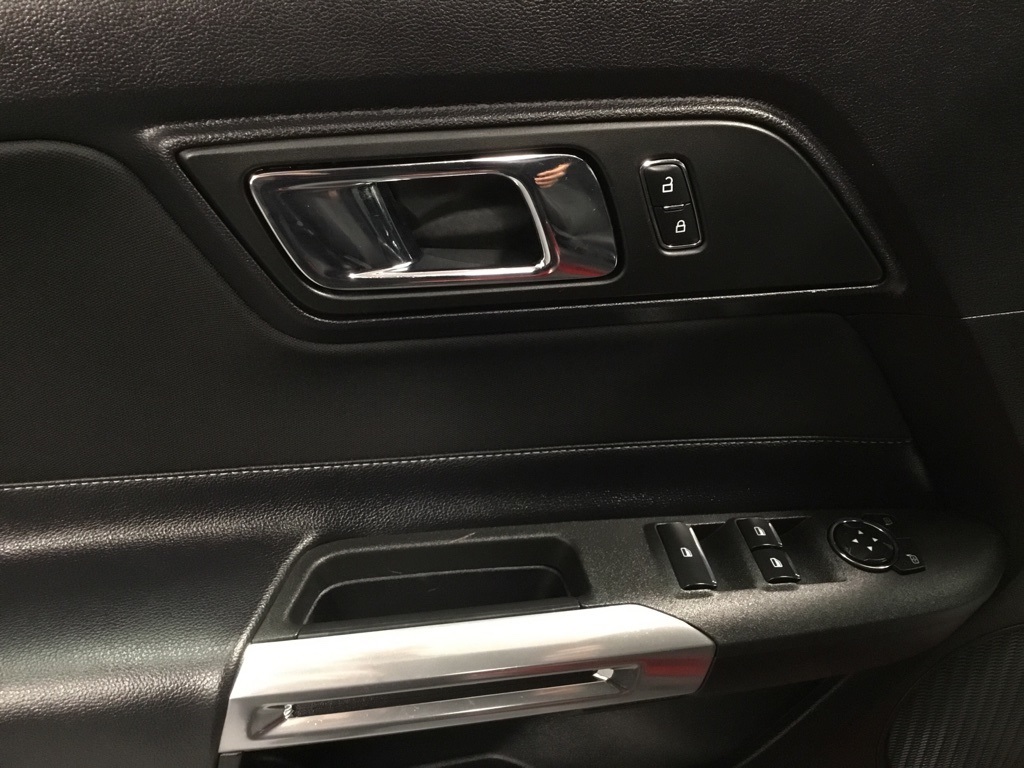 2016 Ford Mustang V6 Convertible photo 27