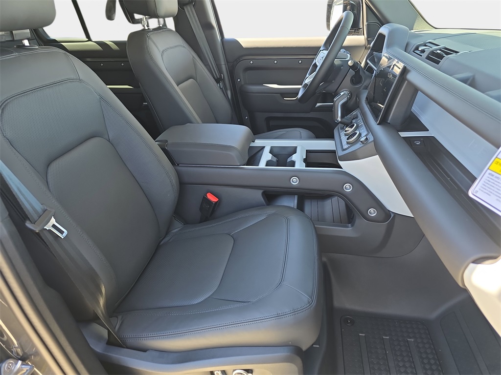 2025 Land Rover Defender 130 S photo 10