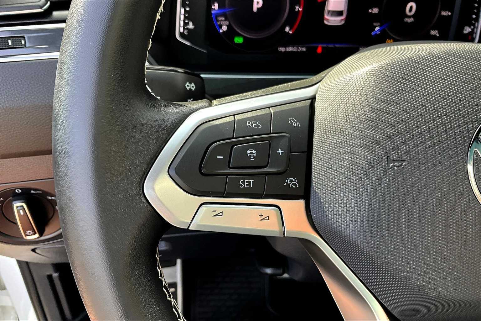 2023 Volkswagen Tiguan SEL R-Line Black photo 43
