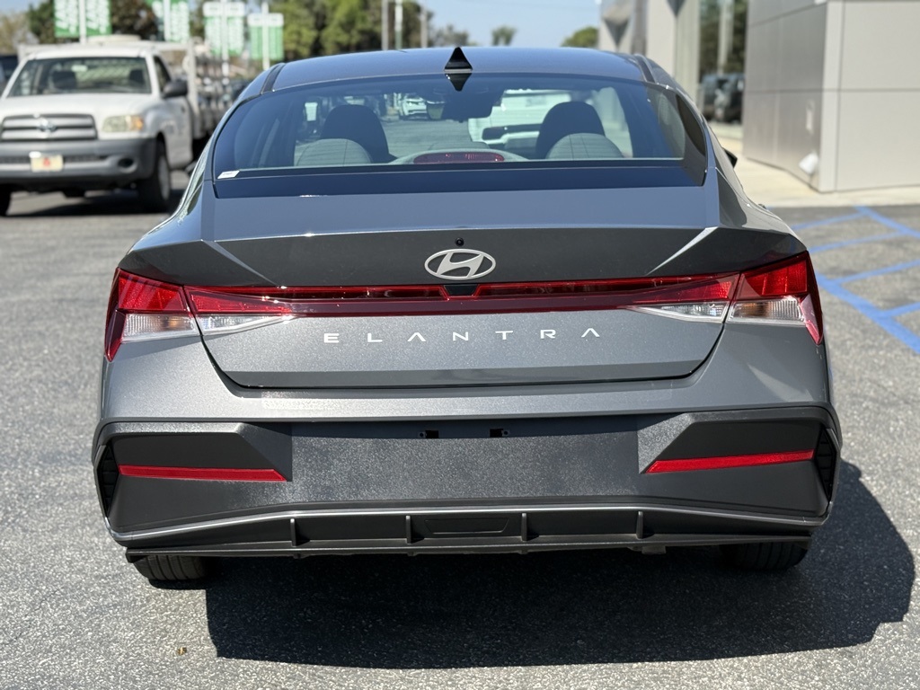 2025 Hyundai Elantra SE photo 5
