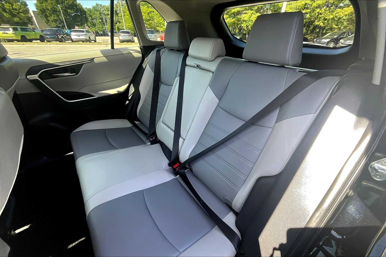 2024 Toyota RAV4 XLE Premium photo 18