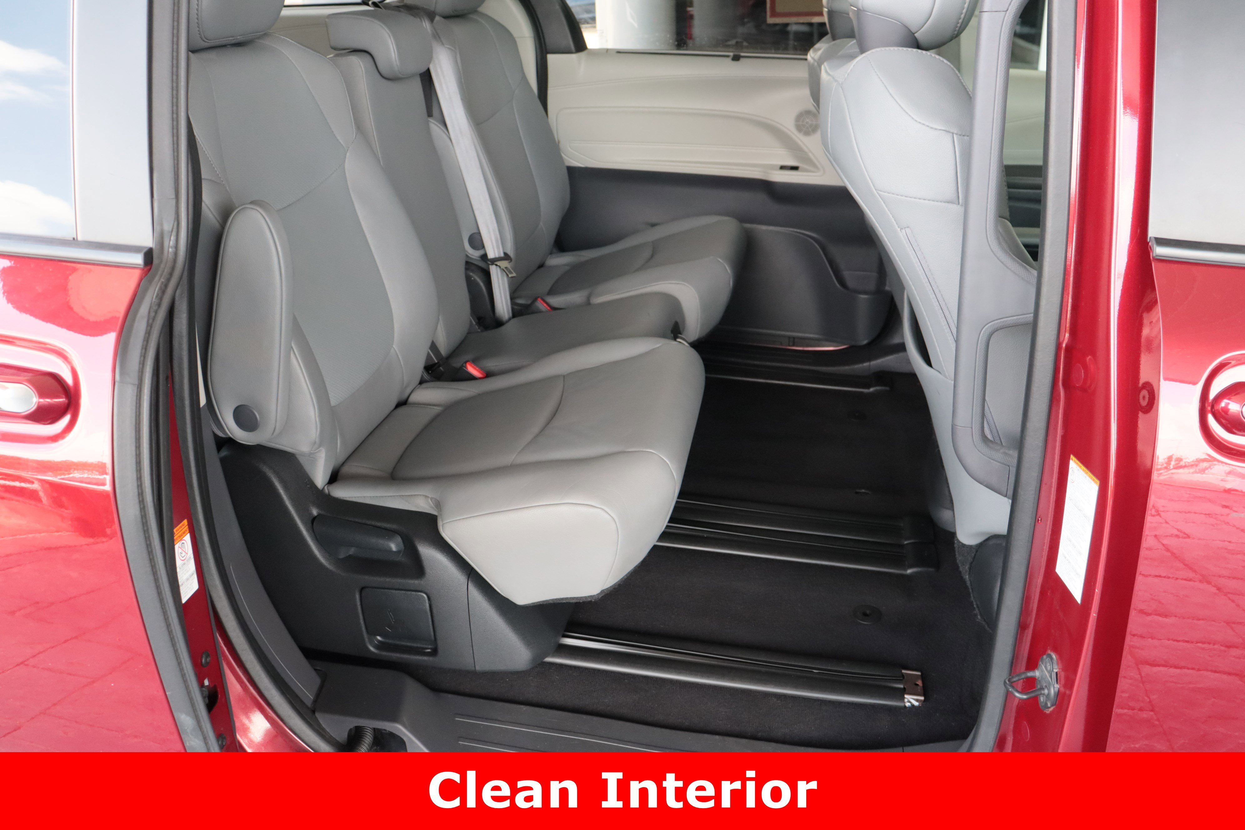 2023 Toyota Sienna XLE photo 33