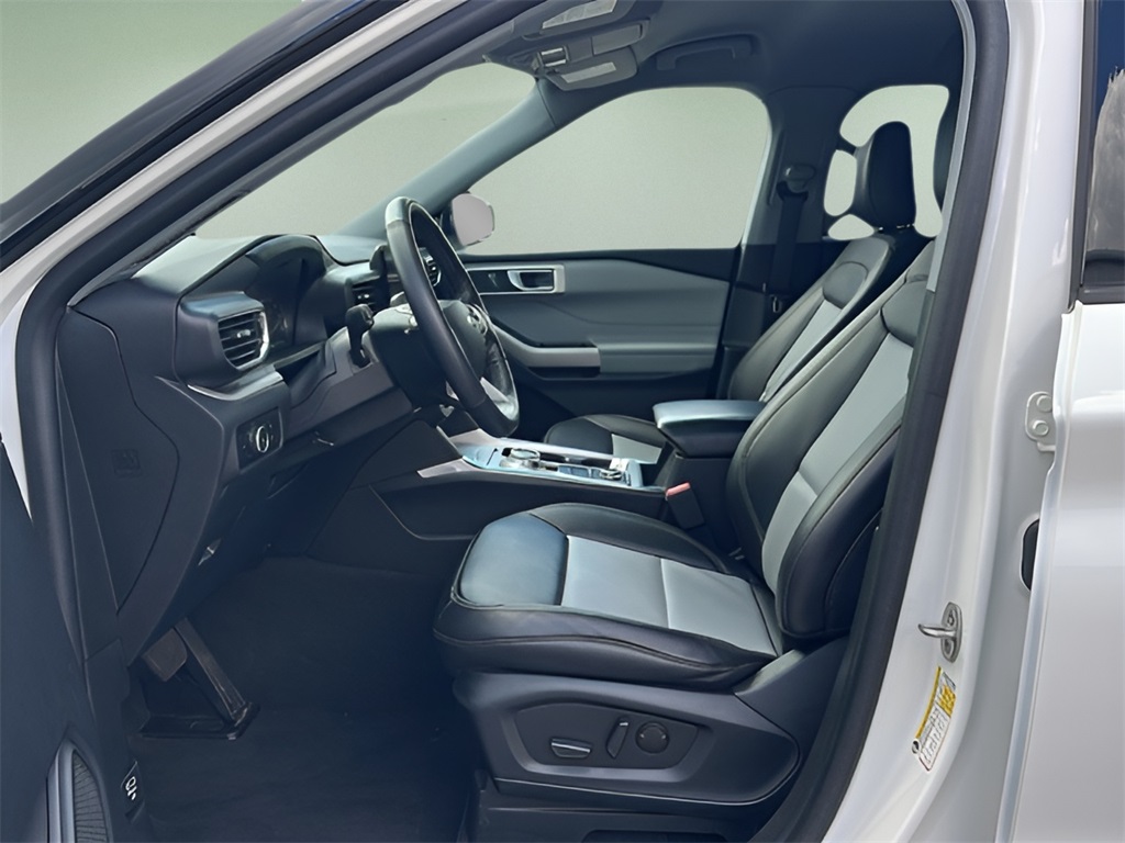 2023 Ford Explorer XLT photo 3