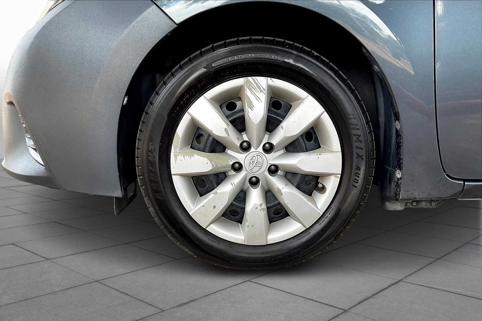 2016 Toyota Corolla LE photo 9