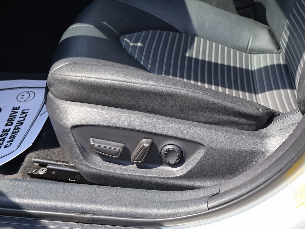 2022 Toyota Camry SE photo 21