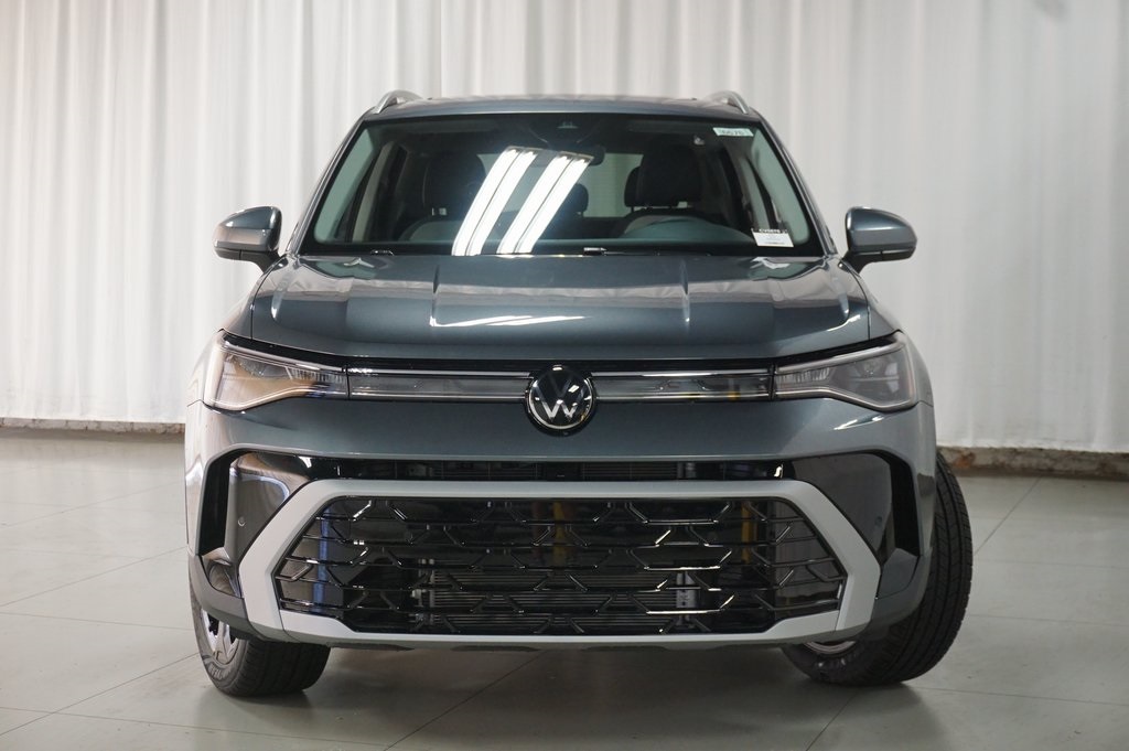 2025 Volkswagen Taos SEL photo 3