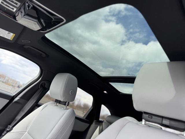 2026 Land Rover Range Rover Velar SE photo 15