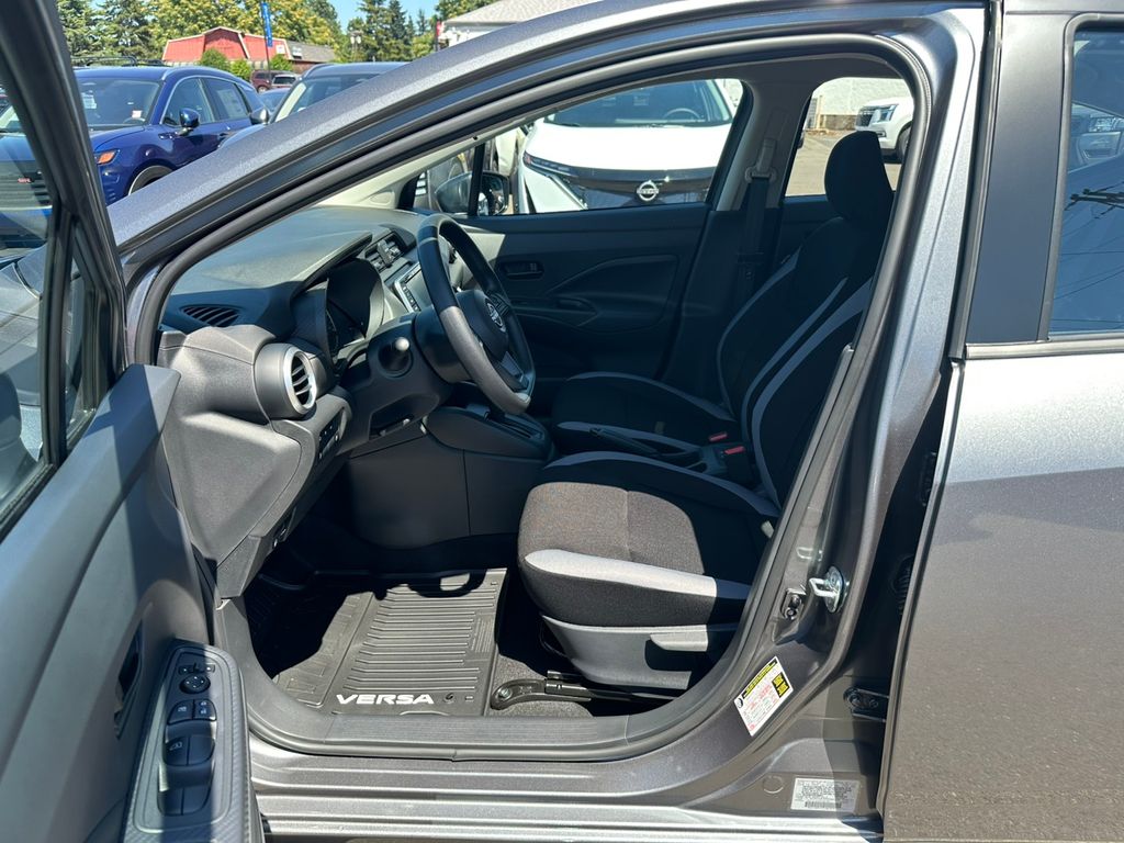 2025 Nissan Versa 1.6 S photo 13