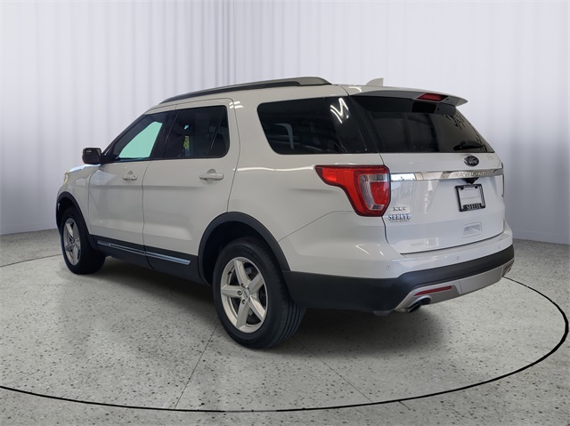2017 Ford Explorer XLT photo 4