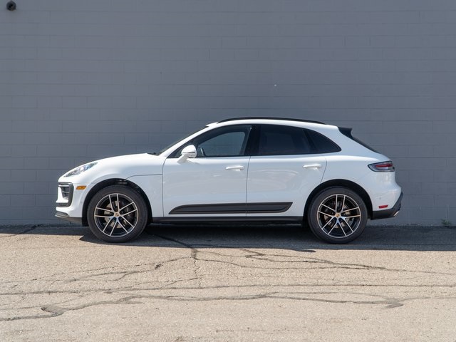 2024 Porsche Macan T photo 2
