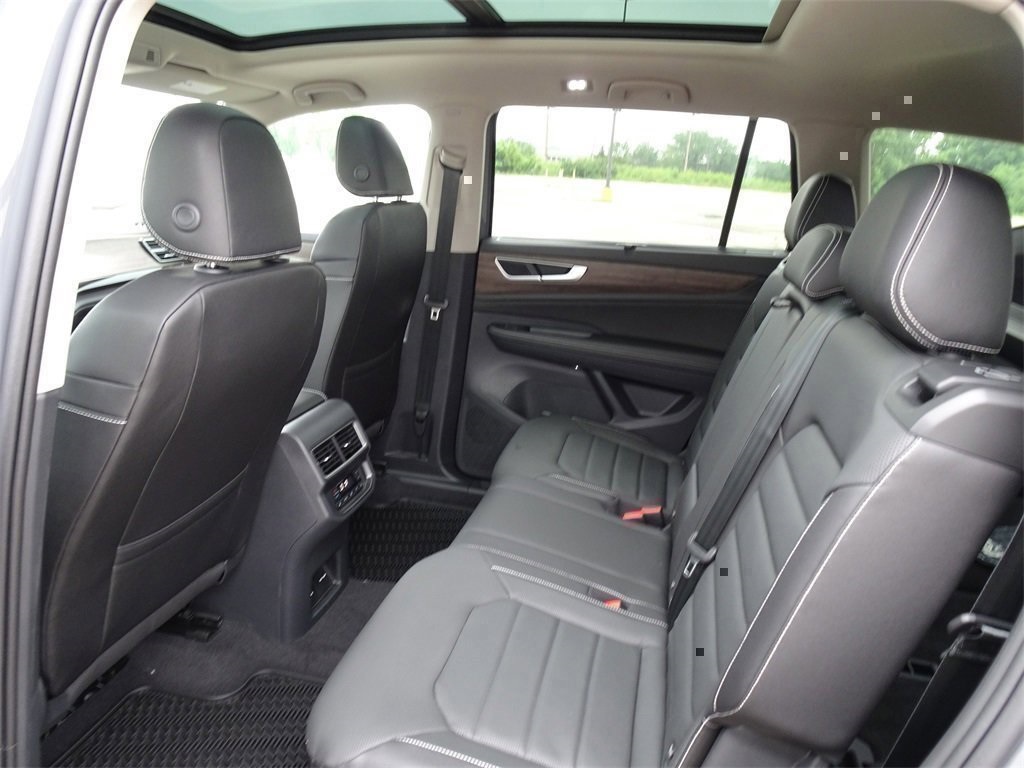 2025 Volkswagen Atlas SEL photo 14