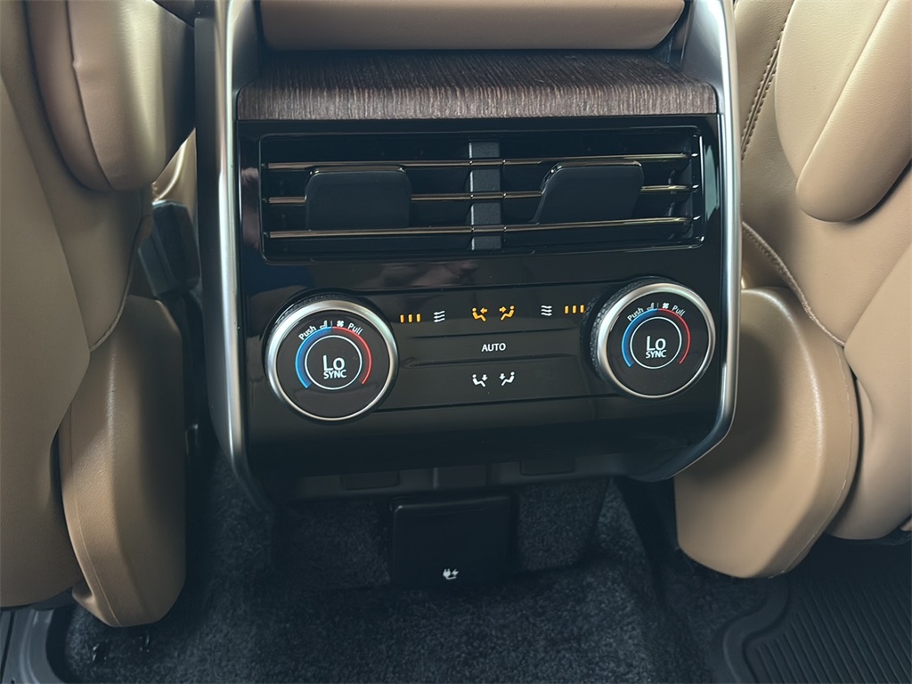 2025 Land Rover Range Rover SE photo 19