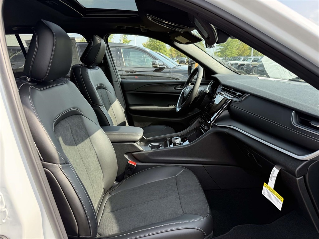 2025 Jeep Grand Cherokee Altitude X photo 13