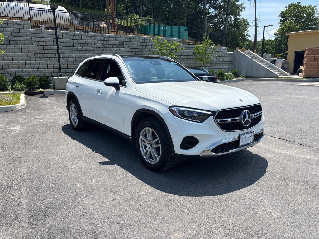 2025 Mercedes Benz GLC 300 photo 3