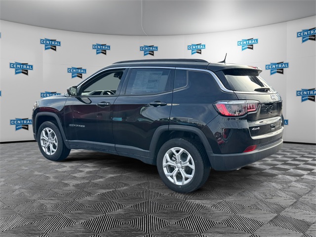 2024 Jeep Compass Latitude photo 3