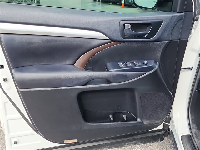 2019 Toyota Highlander LE Plus photo 7