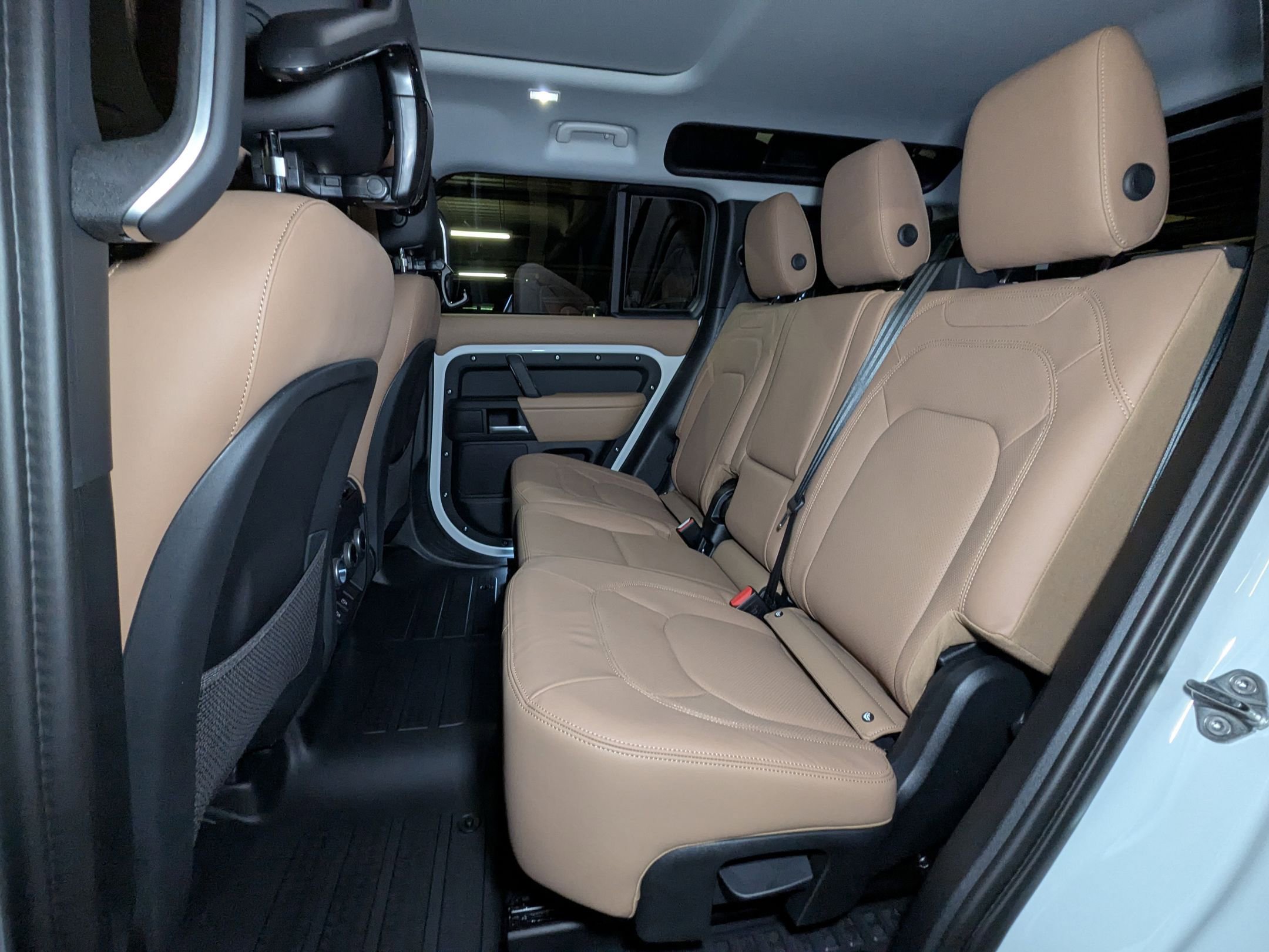 2025 Land Rover Defender 110 S photo 13