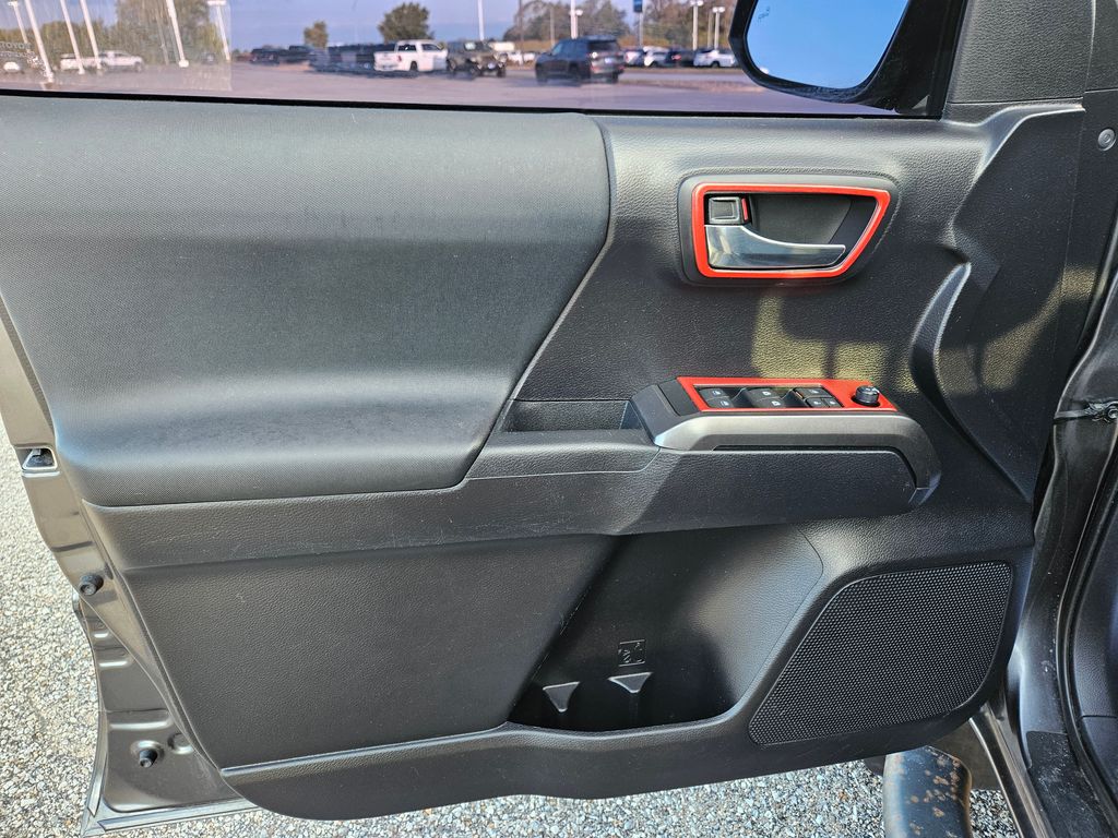 2020 Toyota Tacoma TRD Sport photo 18