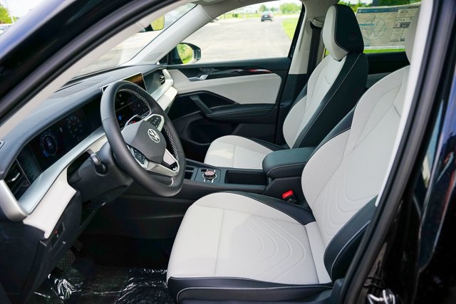 2025 Volkswagen Tiguan SE photo 3