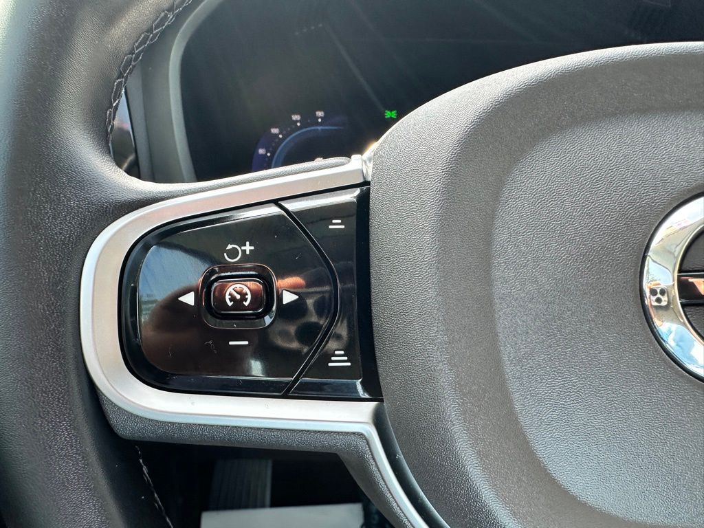 2025 Volvo XC60 B5 Plus photo 18