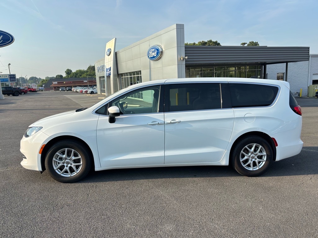 2023 Chrysler Voyager LX photo 2