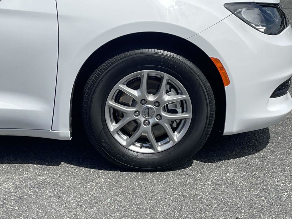 2025 Chrysler Voyager LX photo 12