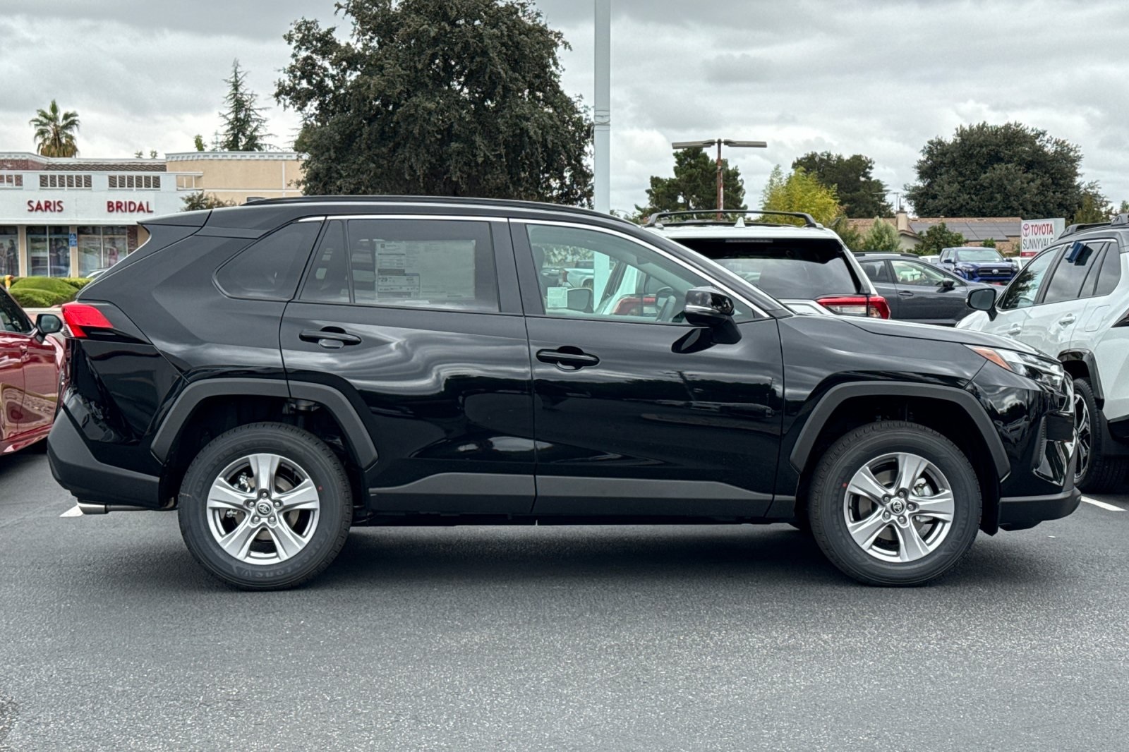 2025 Toyota RAV4 XLE photo 4