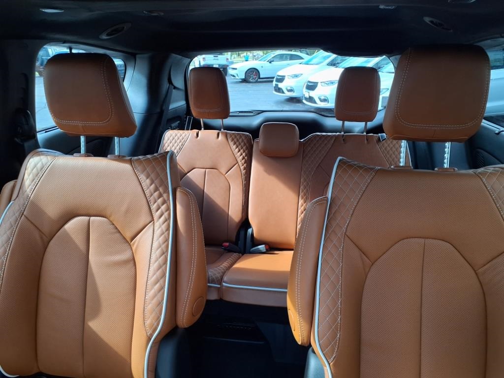 2026 Chrysler Pacifica Pinnacle photo 13