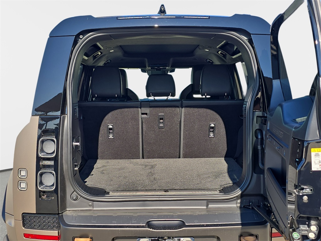 2025 Land Rover Defender 110 V8 photo 12