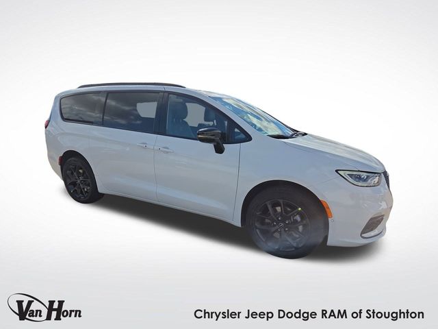2026 Chrysler Pacifica Limited's photo
