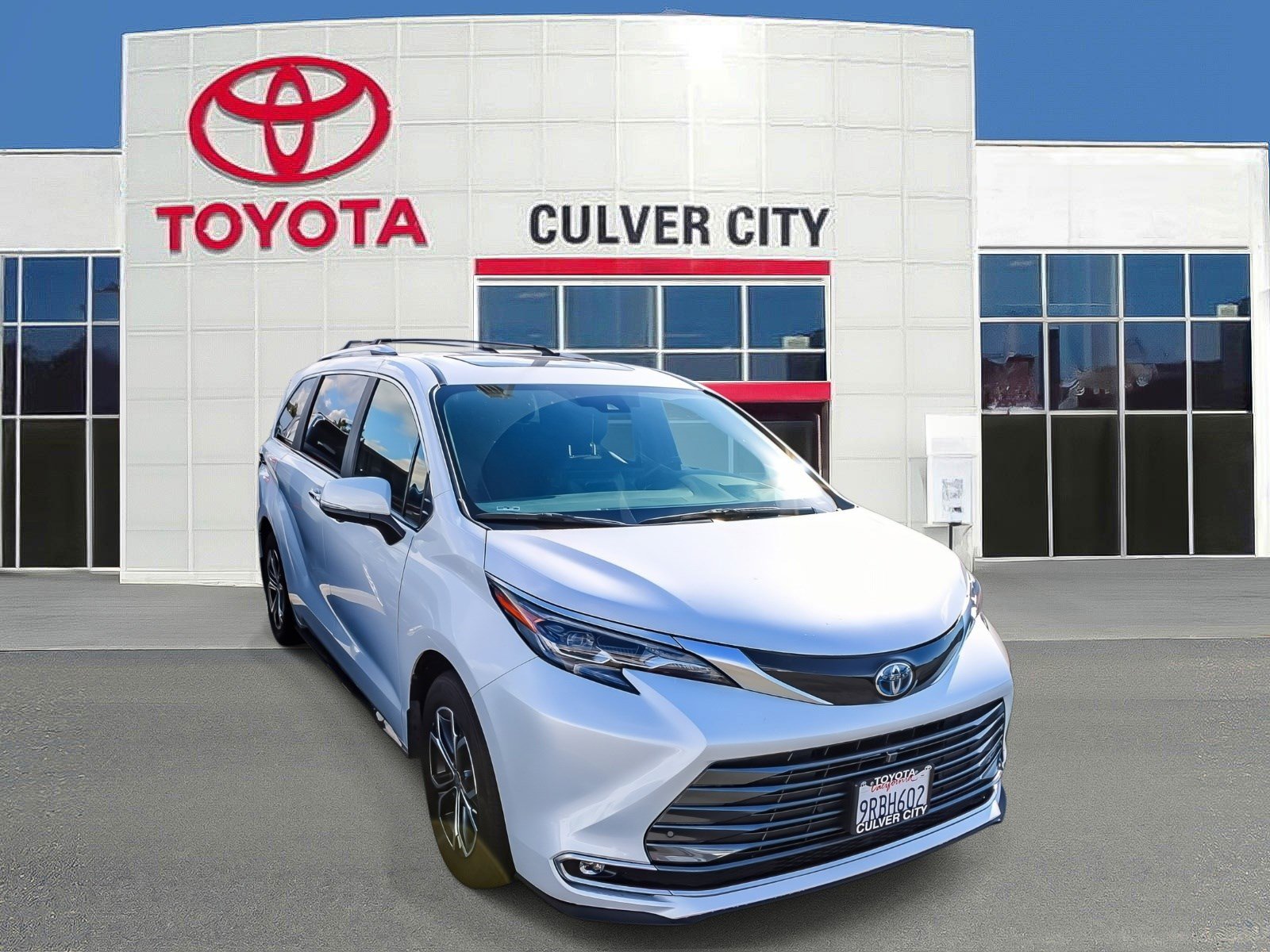 2025 Toyota Sienna Platinum's photo