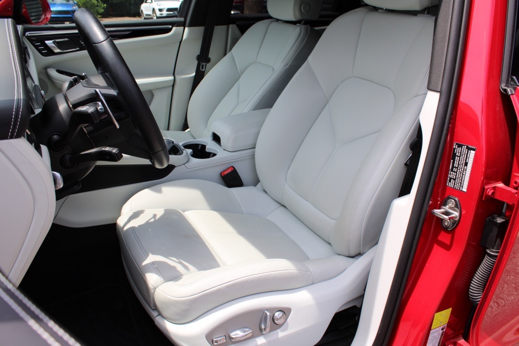 2025 Porsche Macan T photo 5