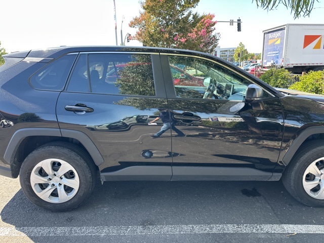 2024 Toyota RAV4 LE photo 4