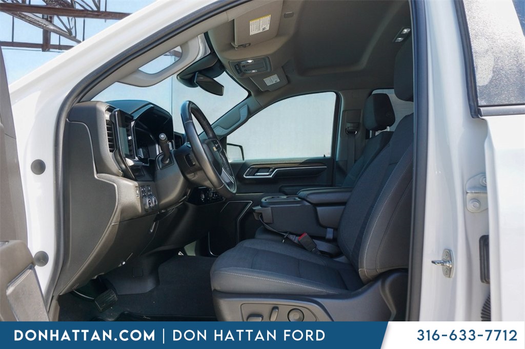 2022 Chevrolet Silverado 1500 LT photo 3