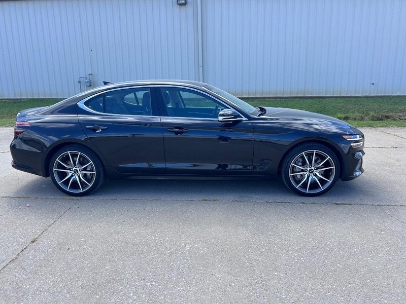 2024 Genesis G70 2.5T photo 2