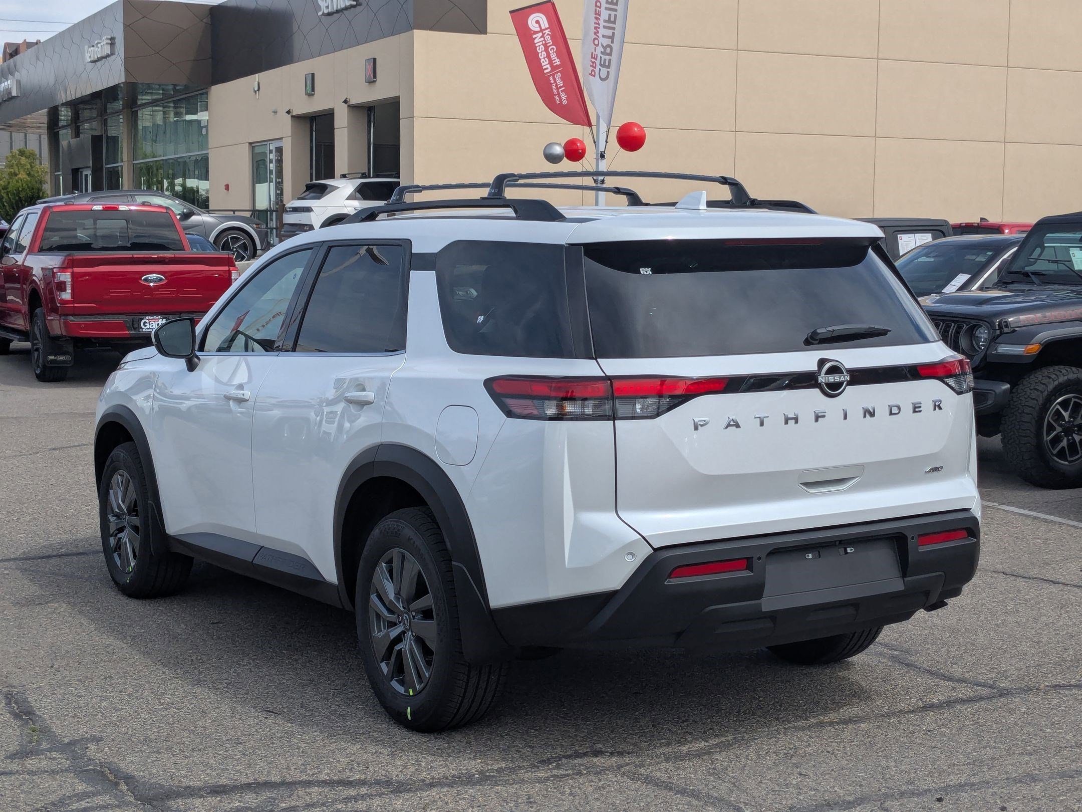 2025 Nissan Pathfinder SV photo 2