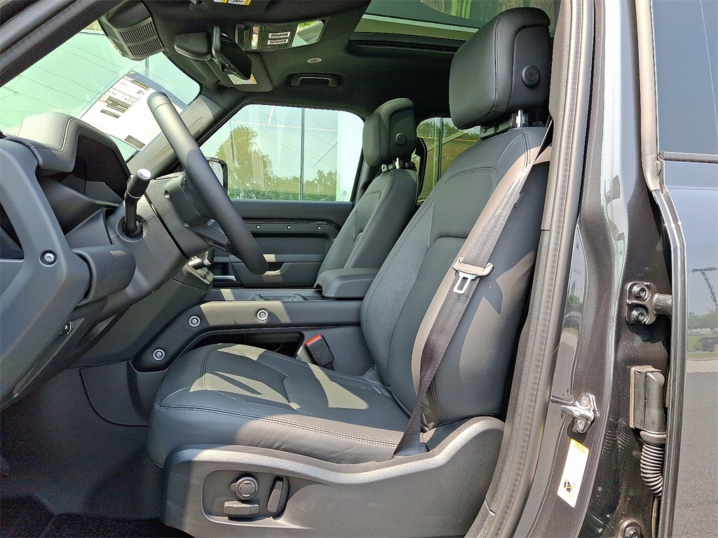 2025 Land Rover Defender 110 S photo 10
