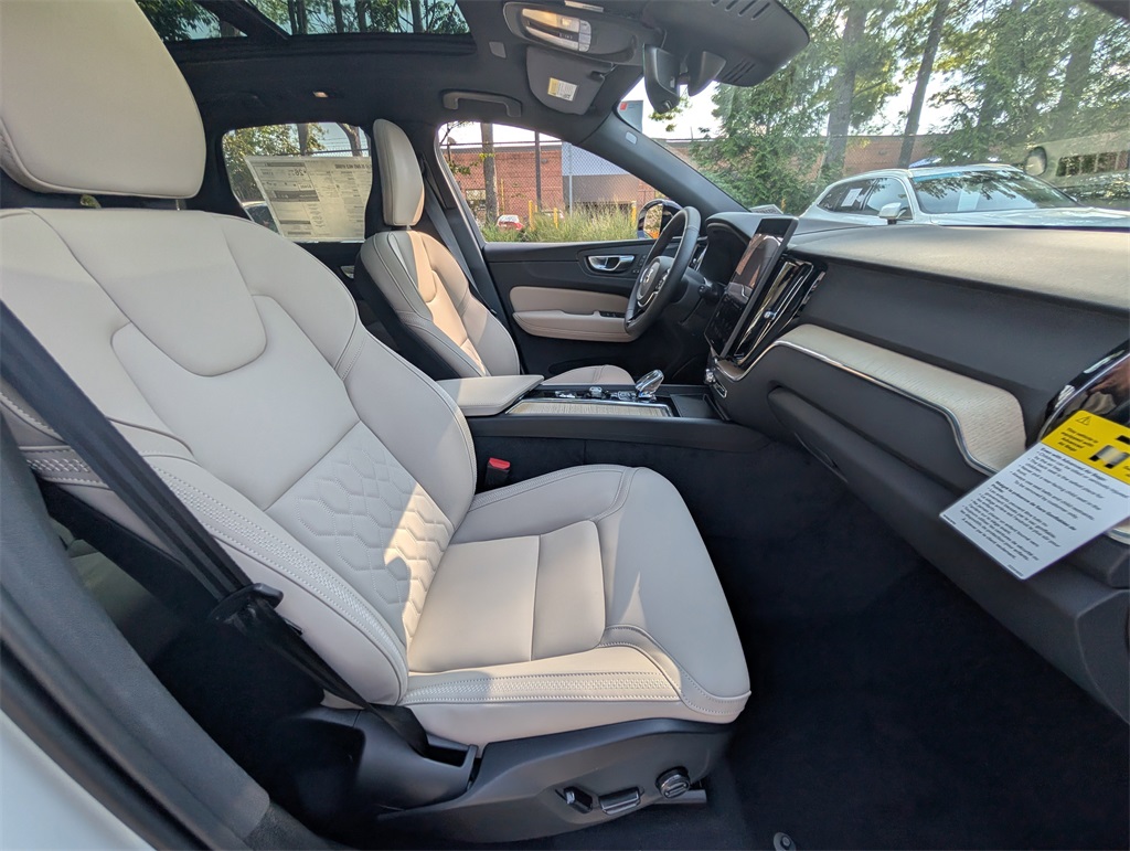 2026 Volvo XC60 B5 Plus photo 2