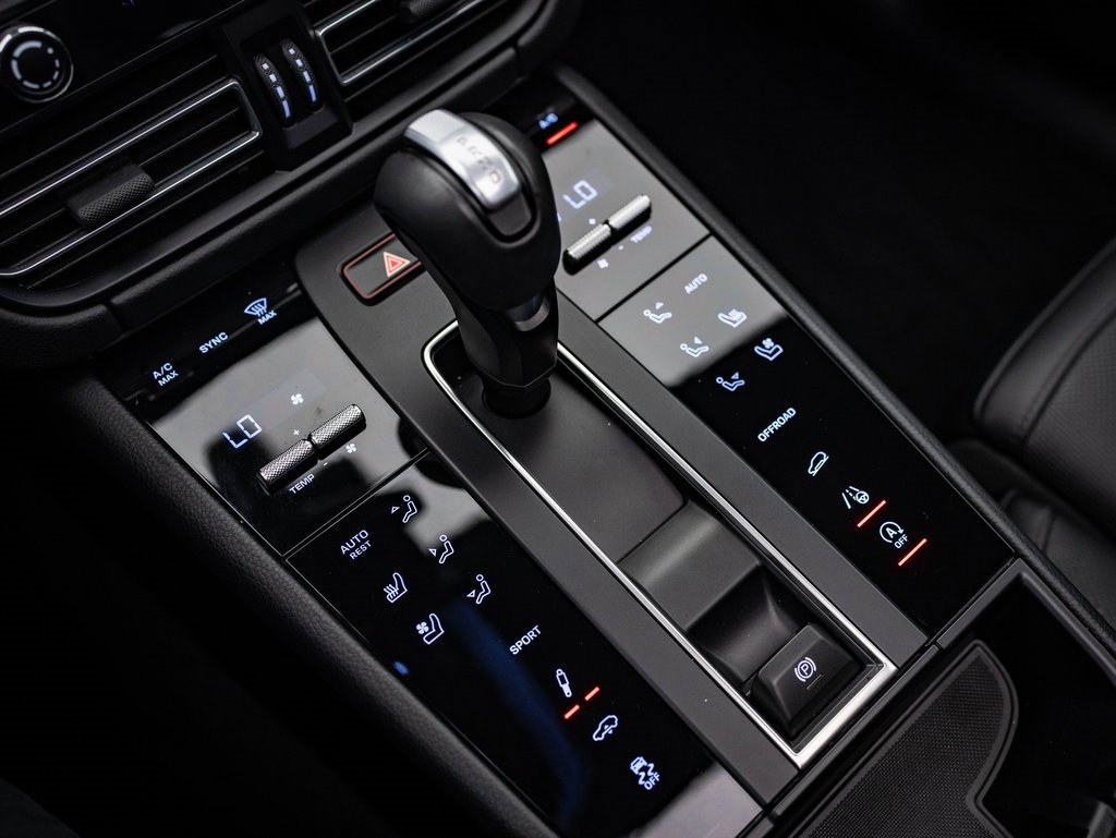 2024 Porsche Macan T photo 28