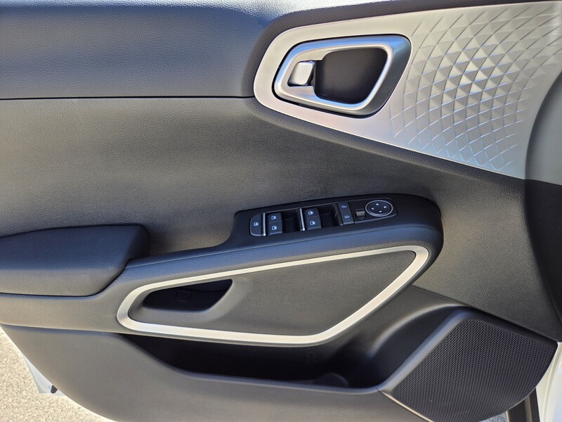 2025 Kia Soul LX photo 8