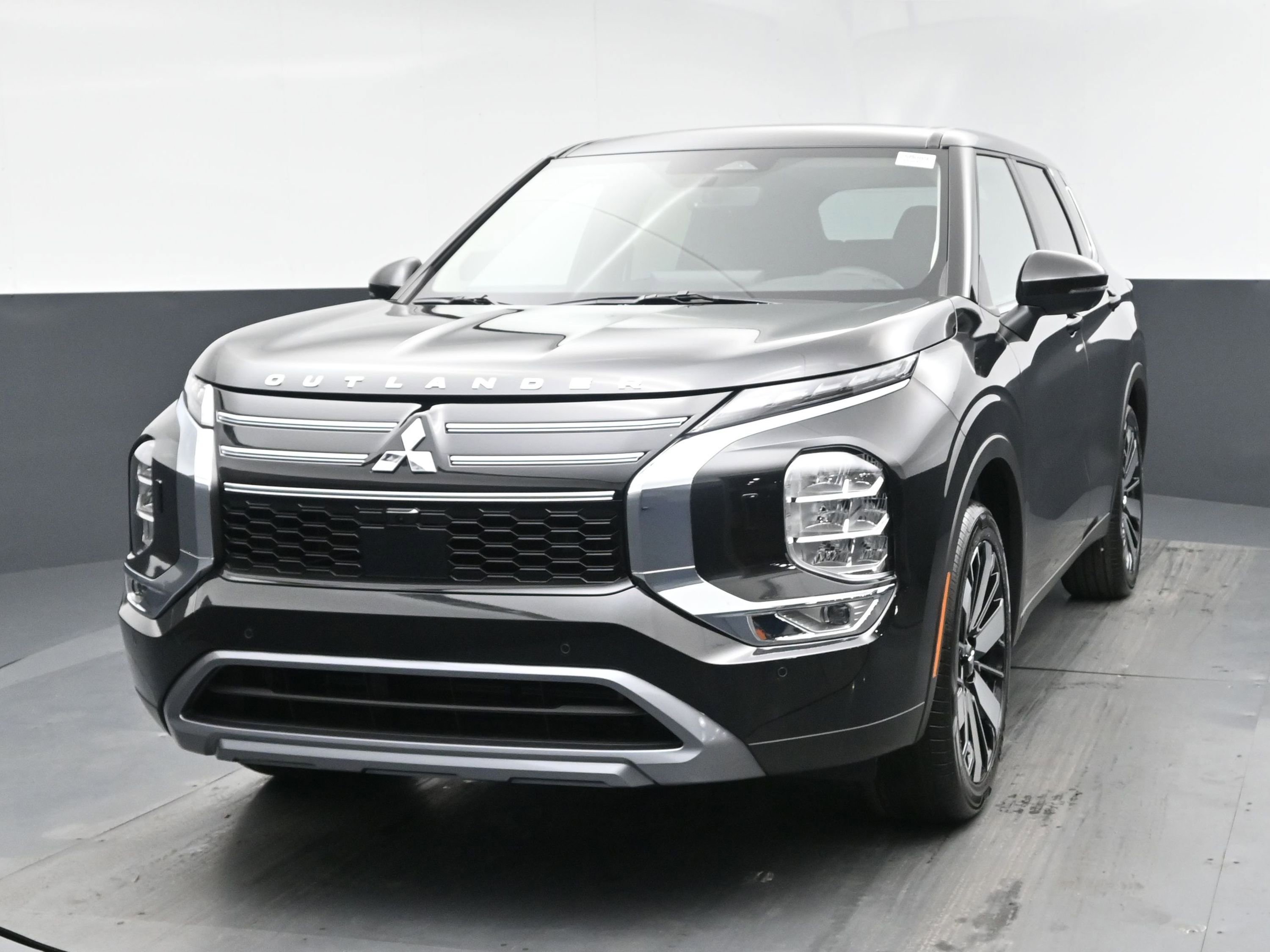 2025 Mitsubishi Outlander SE's photo