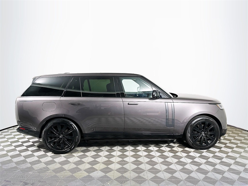 2023 Land Rover Range Rover SE photo 4